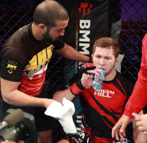 Принц Халид заботливо ухаживает за своим подопечным