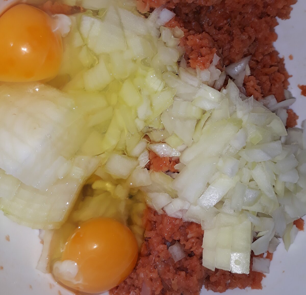 Смешиваем рыбный фарш, яйца, и нарезанный репчатый лук