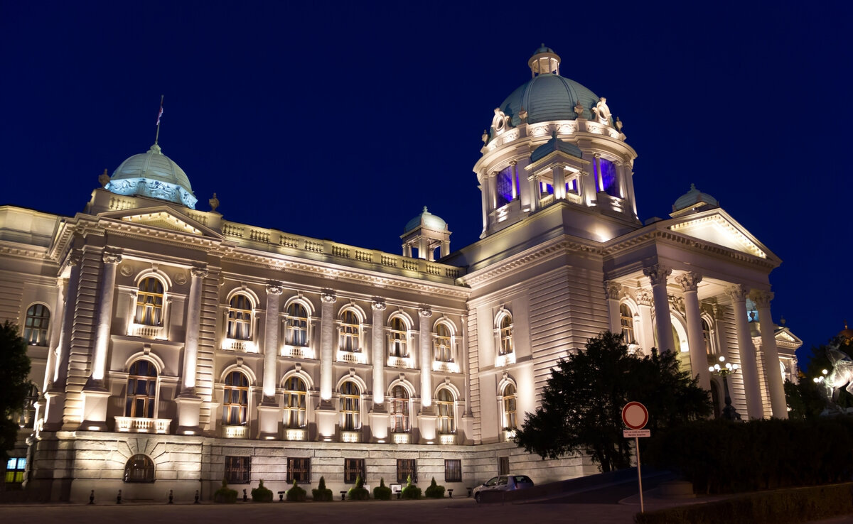 Здание парламента в Сербии / Parafull от Getty Images Pro