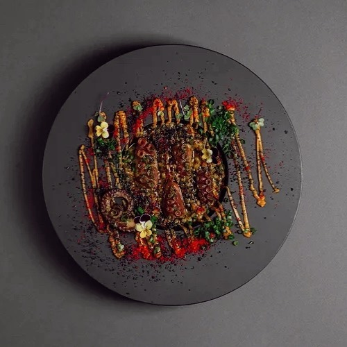 Осьминог с птитимом и печёным перцем