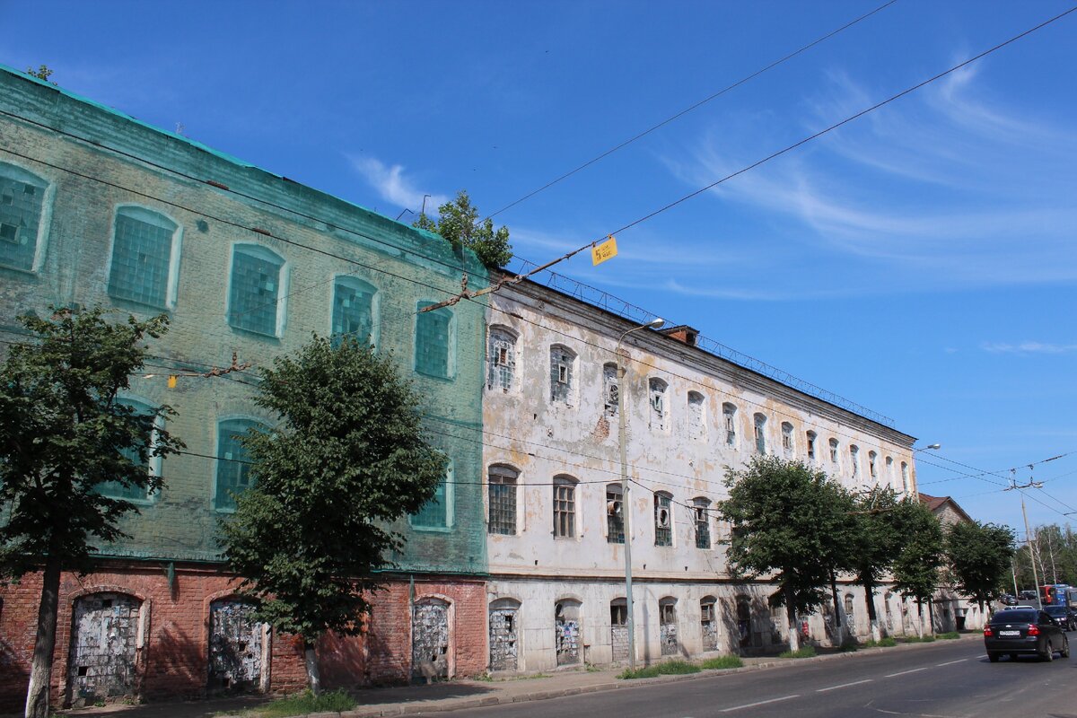 Один из корпусов предприятий Алафузовых в Казани. Бывшая ткацко-прядильная фабрика. Фото мое. 