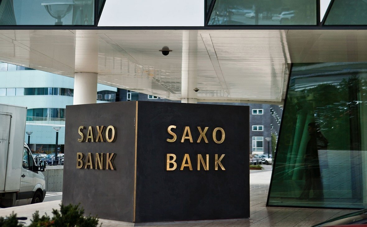 Saxo Bank- Датский инвестиционный банк, предлагающий не столько на классические банковские услуги, сколько возможность маржинальной торговли широким спектром финансовых инструментов: валютой, акциями, облигациями, контрактами на разницу, фьючерсами, опционами и другими деривативами, а также оказывает услуги по доверительному управлению. 