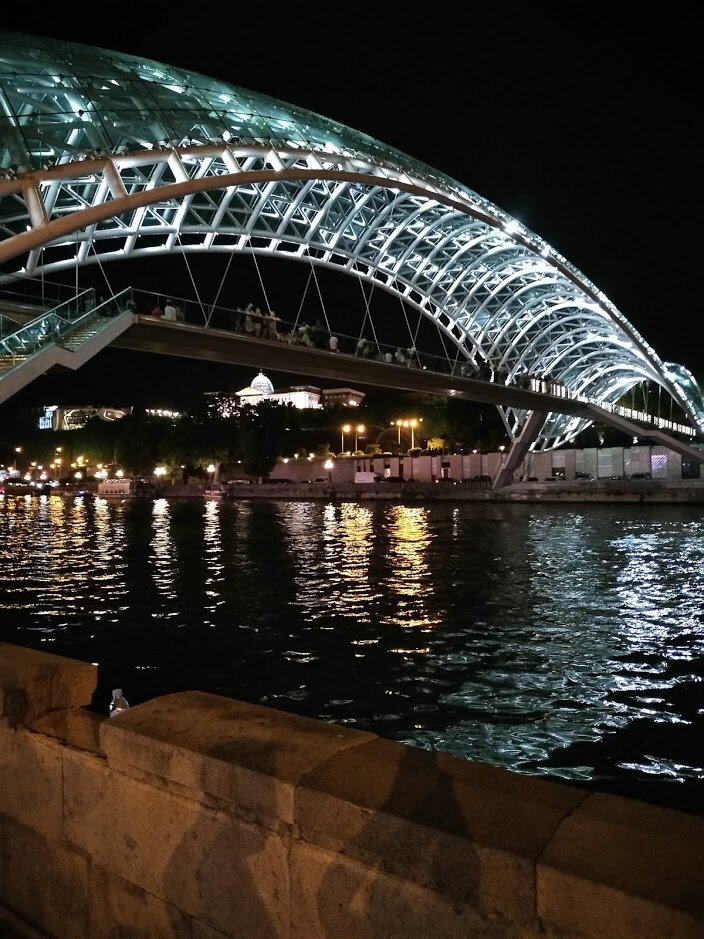 Мост Мира выполнен из стекла и металла. Он является визитной карточкой Тбилиси. Нашла у себя в закромах только фото моста в ночное время. Но так он даже красивее!