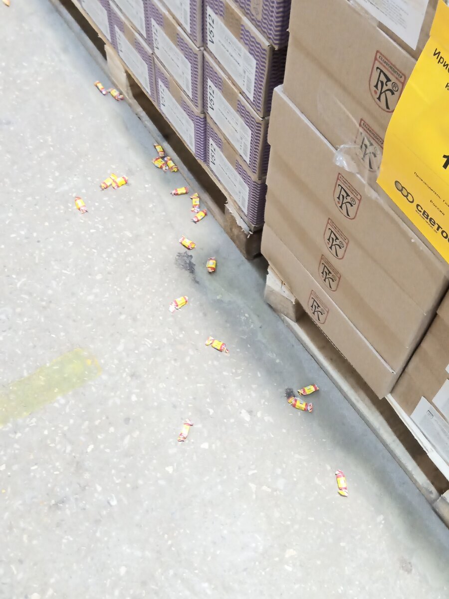 Чаще всего в Светофоре воруют конфеты. Февраль 2021 г. Фото автора.