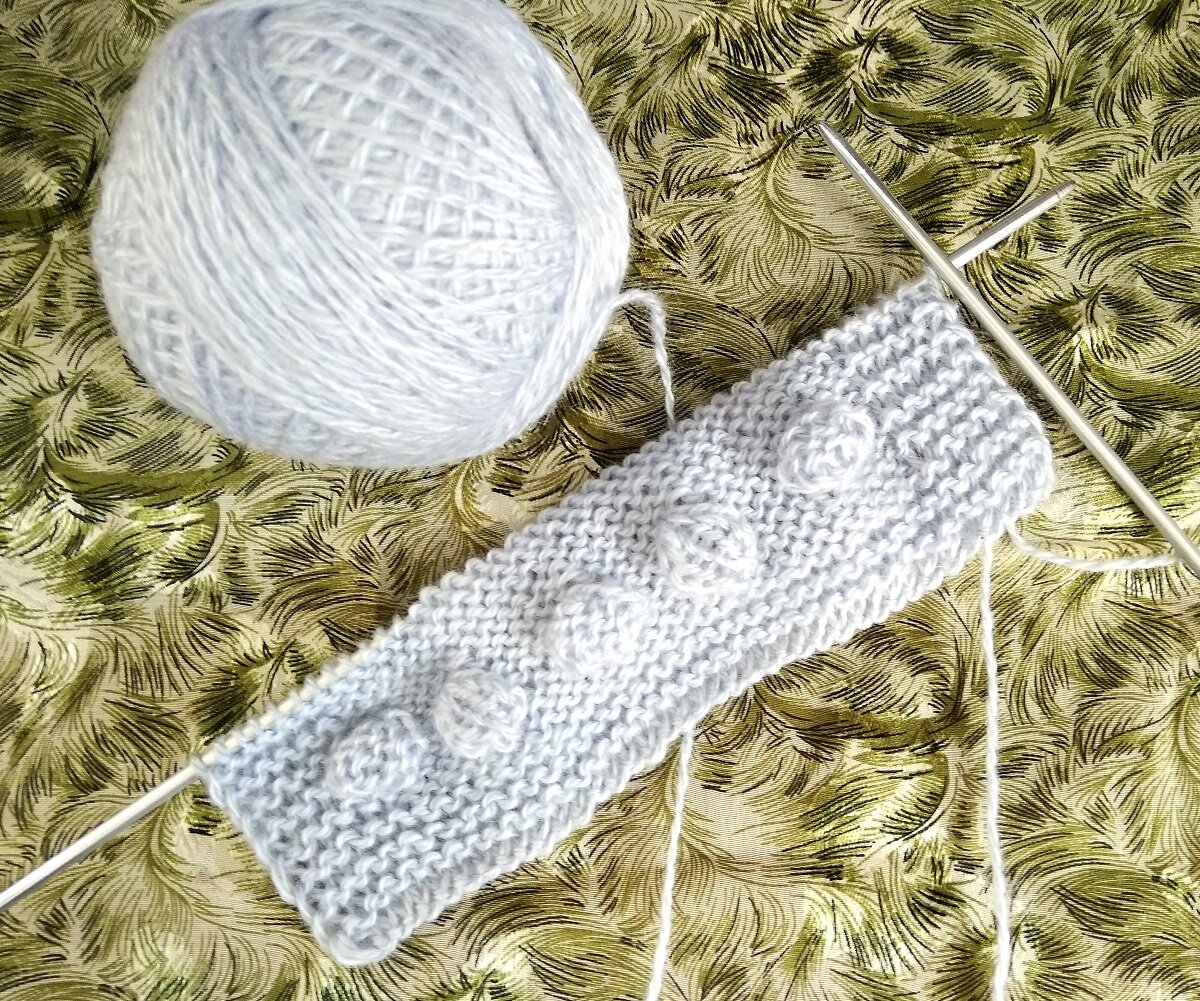 На образце чередуются лицевые и изнаночные шишечки.