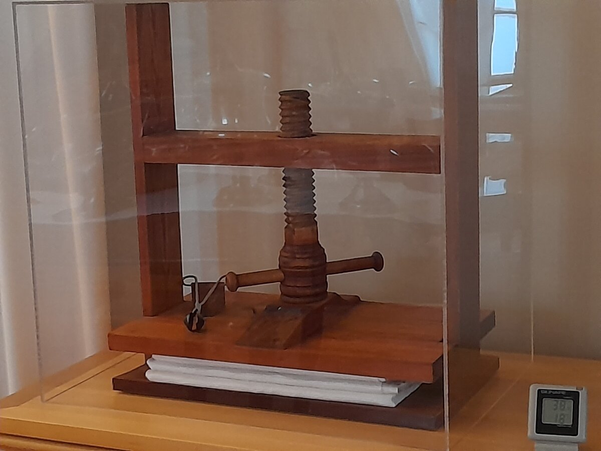 Пресс для глажения скатертей. 