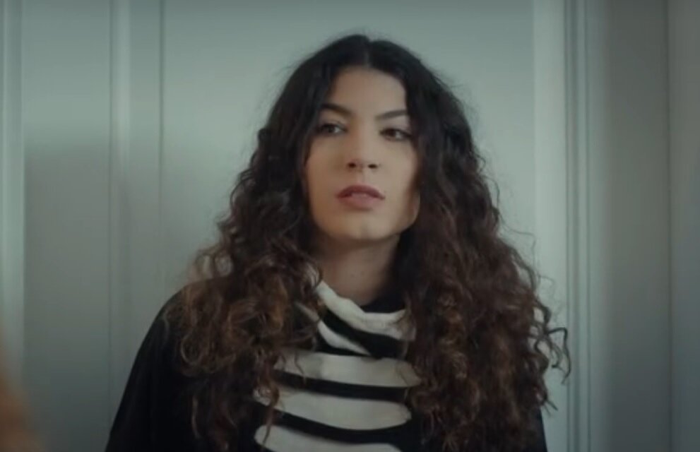 Кадр из сериала "Моя Мама" Гамзе Гюнеш старшая сводная сестра Зейнеп (актриса Ализе Гёрдюм).