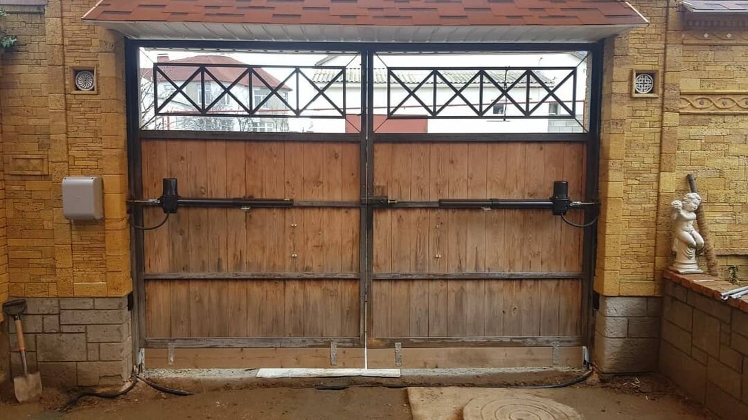 Комплект приводов CAMe для распашных ворот (авторское фото канала, монтаж автоматики для ворот осуществлен специалистами нашей компании)