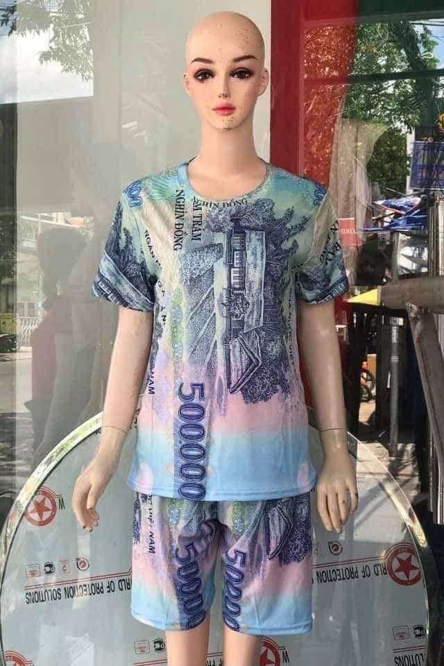 Одежда с денежными купюрами.