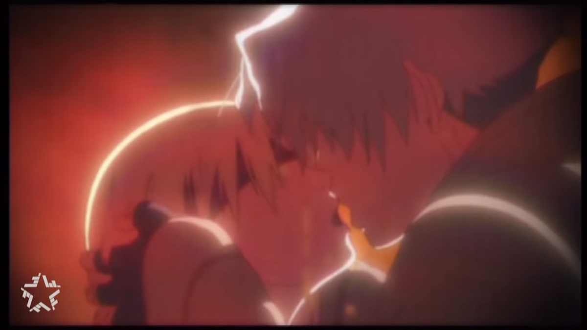 Хрупкая анимешная блондинка в повязке на глазах целует парня...