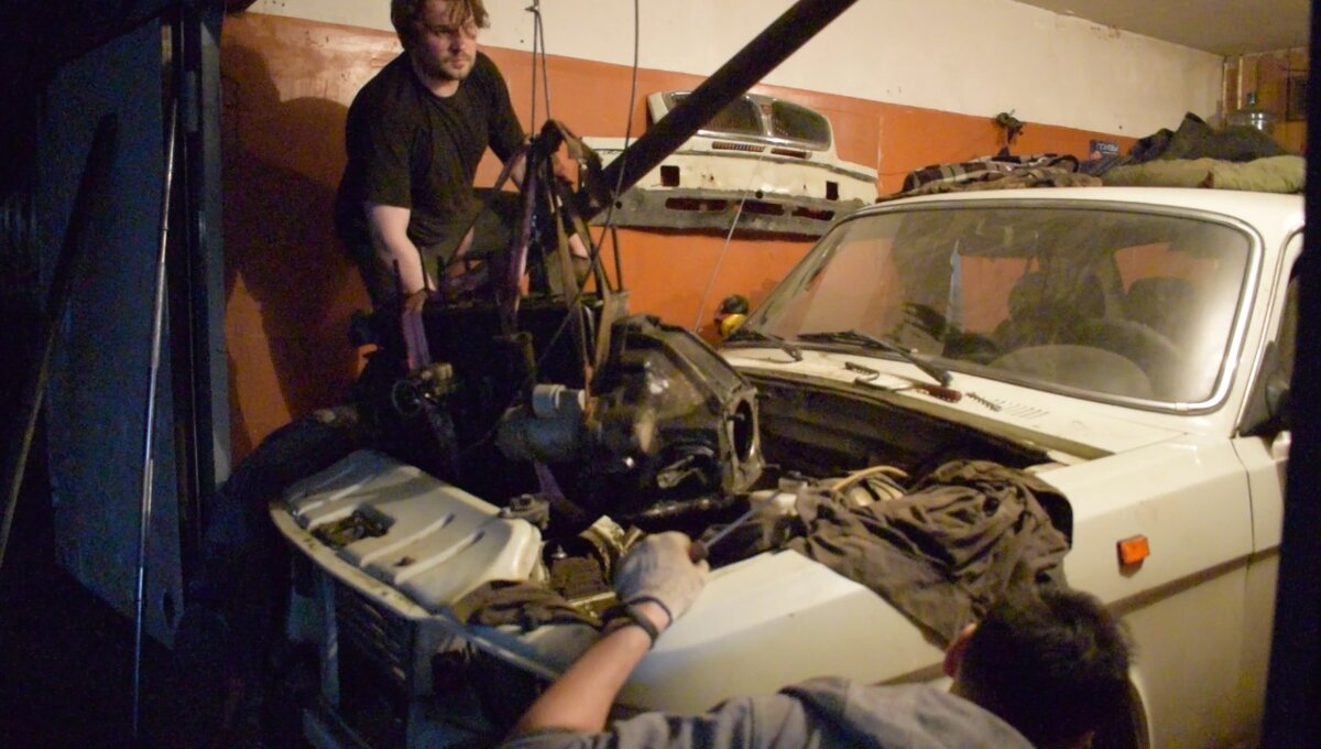 Снимаем двигатель