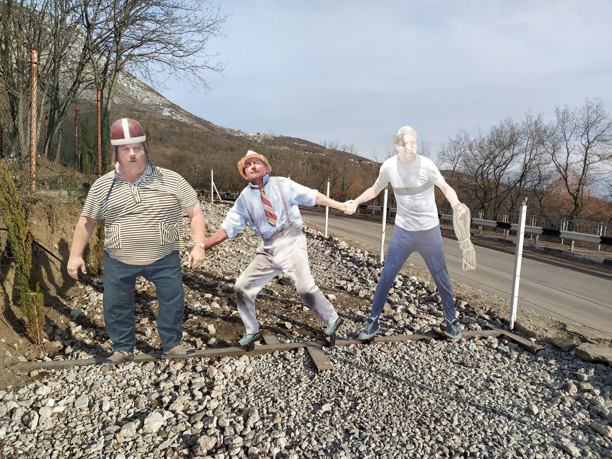 Кавказская пленница» прославила места Крыма, где проходили съемки. Говорят, фильм Гайдая разрешили выпустить на экраны потому, что он очень понравился лично Брежневу. Если так, генсек СССР не прогадал, и обеспечил дорогу в жизнь бессмертному шедевру. А Крым неплохо воспользовался подарком судьбы, превратив объекты, где снимали «Кавказскую пленницу», в популярные экскурсионные маршруты. 