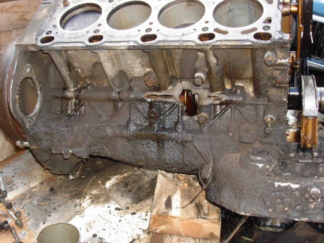 Дырка в моторе может появиться по разным причинам, однако это происходит сразу после заклинивания