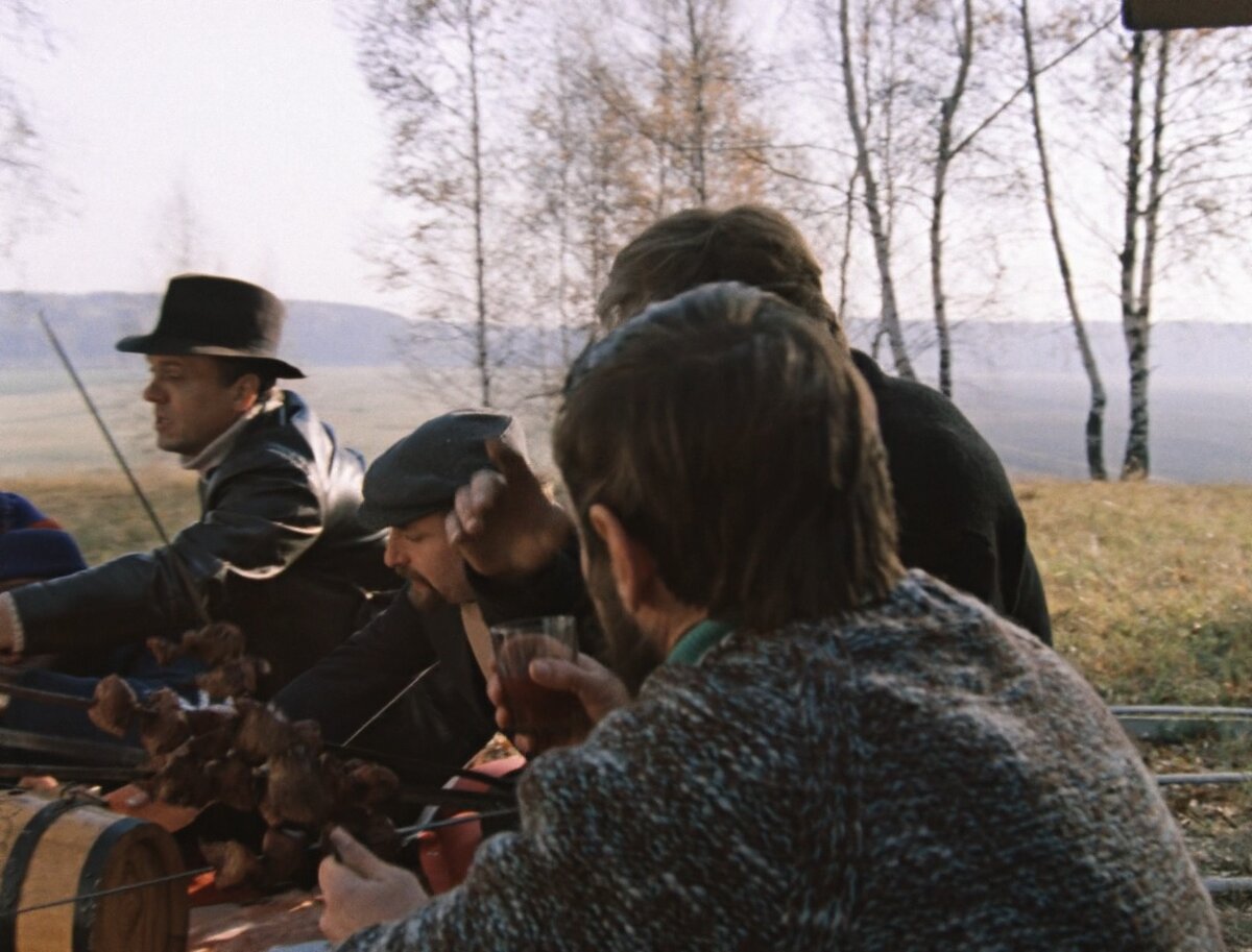 В конце 1970-х годов в столице проходил конкурс сценариев о Москве. Одним из призеров стал сценарий Валентина Черных под названием "Дважды солгавшая".-5