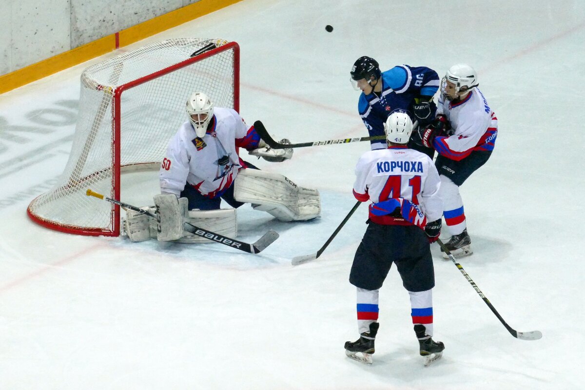 В атаке Ростислав Халиуллин.