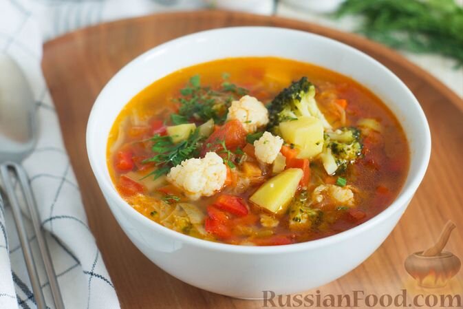 капуста брокколи, капуста цветная, капуста пекинская, помидоры, перец болгарский красный, картофель, лук-порей, морковь, сельдерей черешковый, масло растительное, соль, перец чёрный молотый, зелень петрушки, зелень укропа, вода