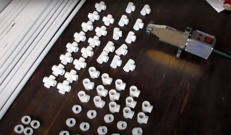 Чтобы сделать такую шпалеру, вам потребуются соединительные элементы: переходники под 45°, тройники и крестовины, сами трубы и устройство для пайки труб