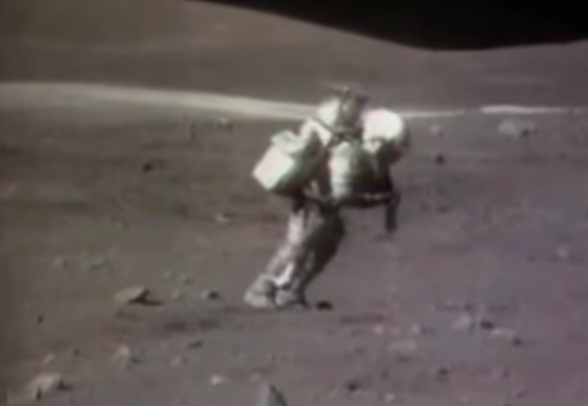 Если вы думаете, что такой наклон тела говорит о какой-то особой лунной гравитации - то нет, это просто "астронавт" втыкает штырь прибора в грунт :)