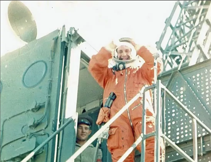 Запуск человека в космос ссср. Гагарин в кабине Восток 1.