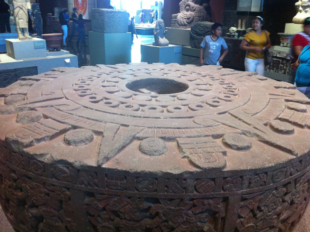 Ещё есть мнение, что Камень Солнца создавался для выполнения ритуальных функций - на него либо укладывались люди для принесения в жертву, либо помещались извлечённые сердца. На этом фото другой такой камень, темалакатль, с углублением для крови или сердец
