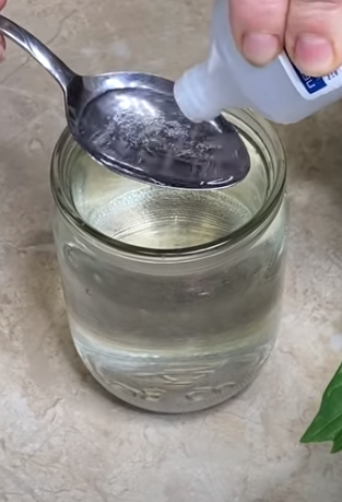 Развожу перекись с водой.