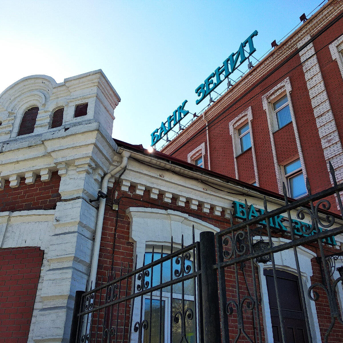 Вид снизу, ракурс от моих глаз)))