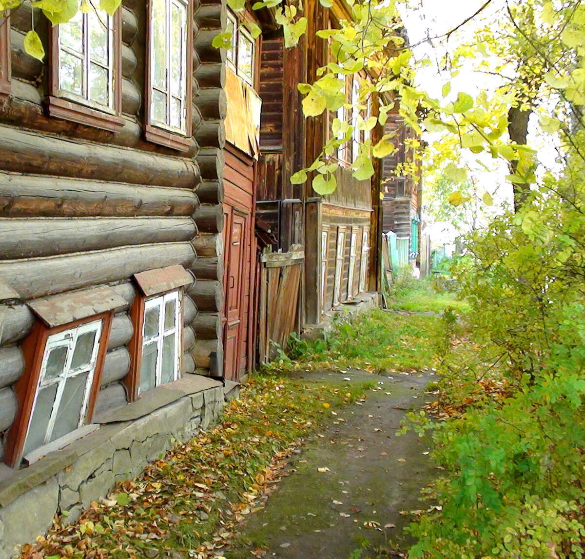 Дом дубровского. Старый дом номер 6 с крашеным наличником на Уралмаше