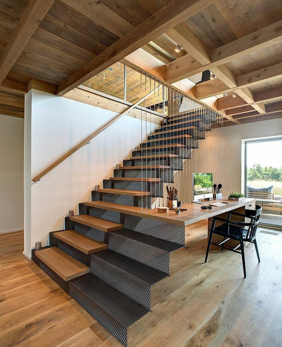 Забежная деревянная лестница в интерьере частного дома