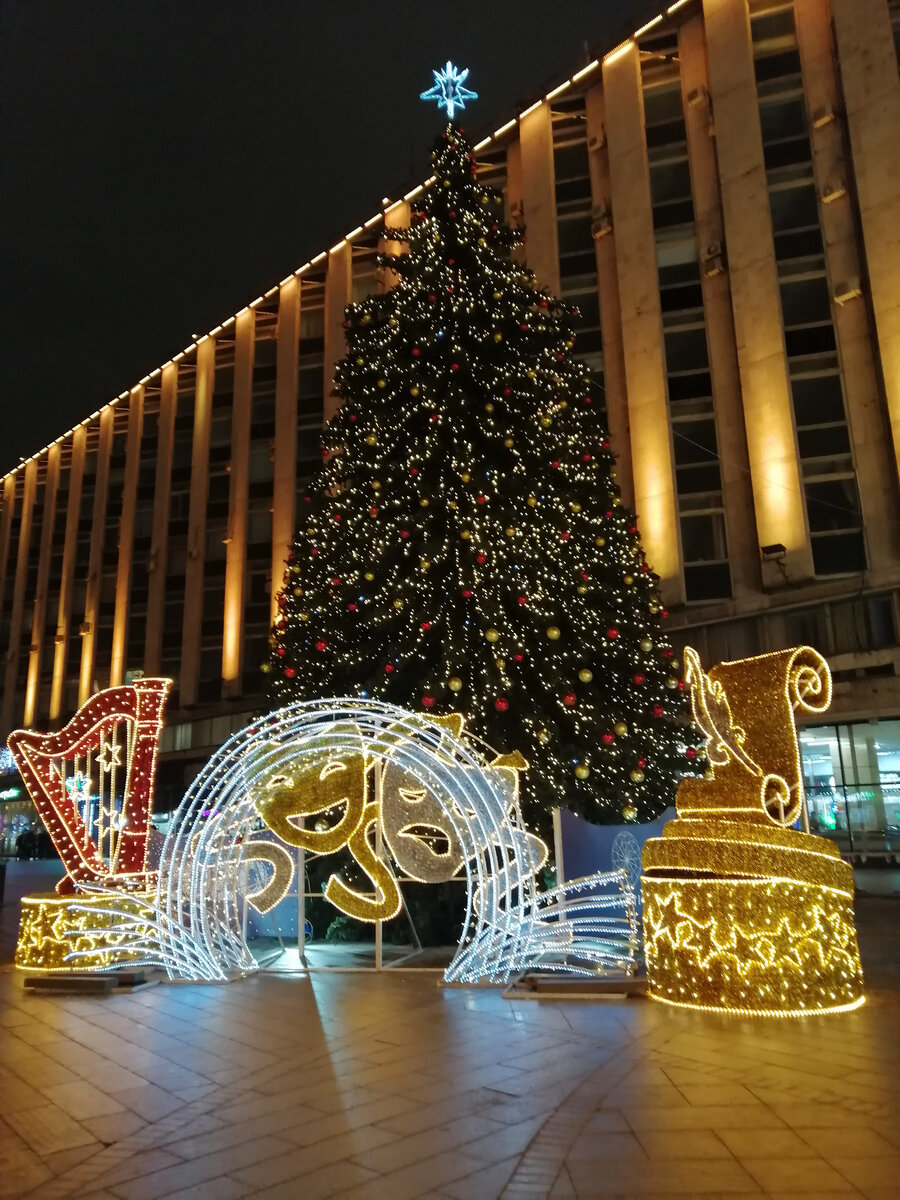 Украшенная Москва к Новому 2020 году. Тогда мы ещё не знали, что принесёт нам этот год :) 