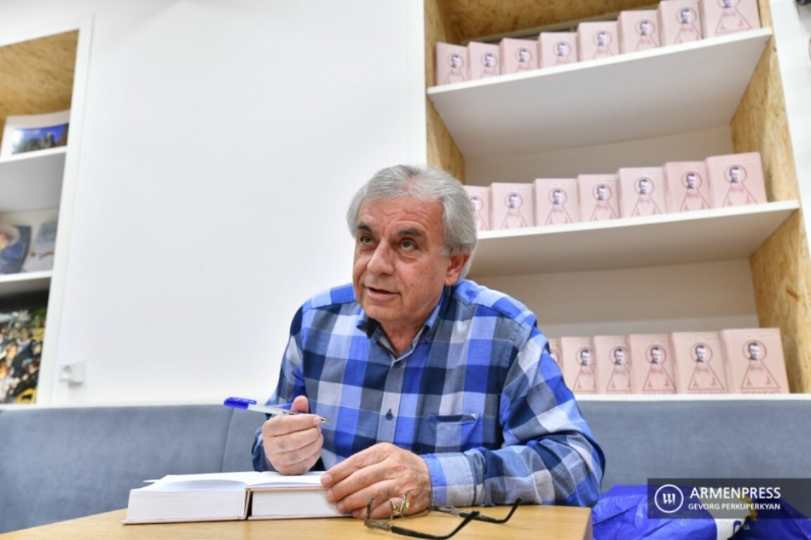 Презентация книги Ашота Агабабяна "Властелин тайн" в книжном магазине "Букинист"