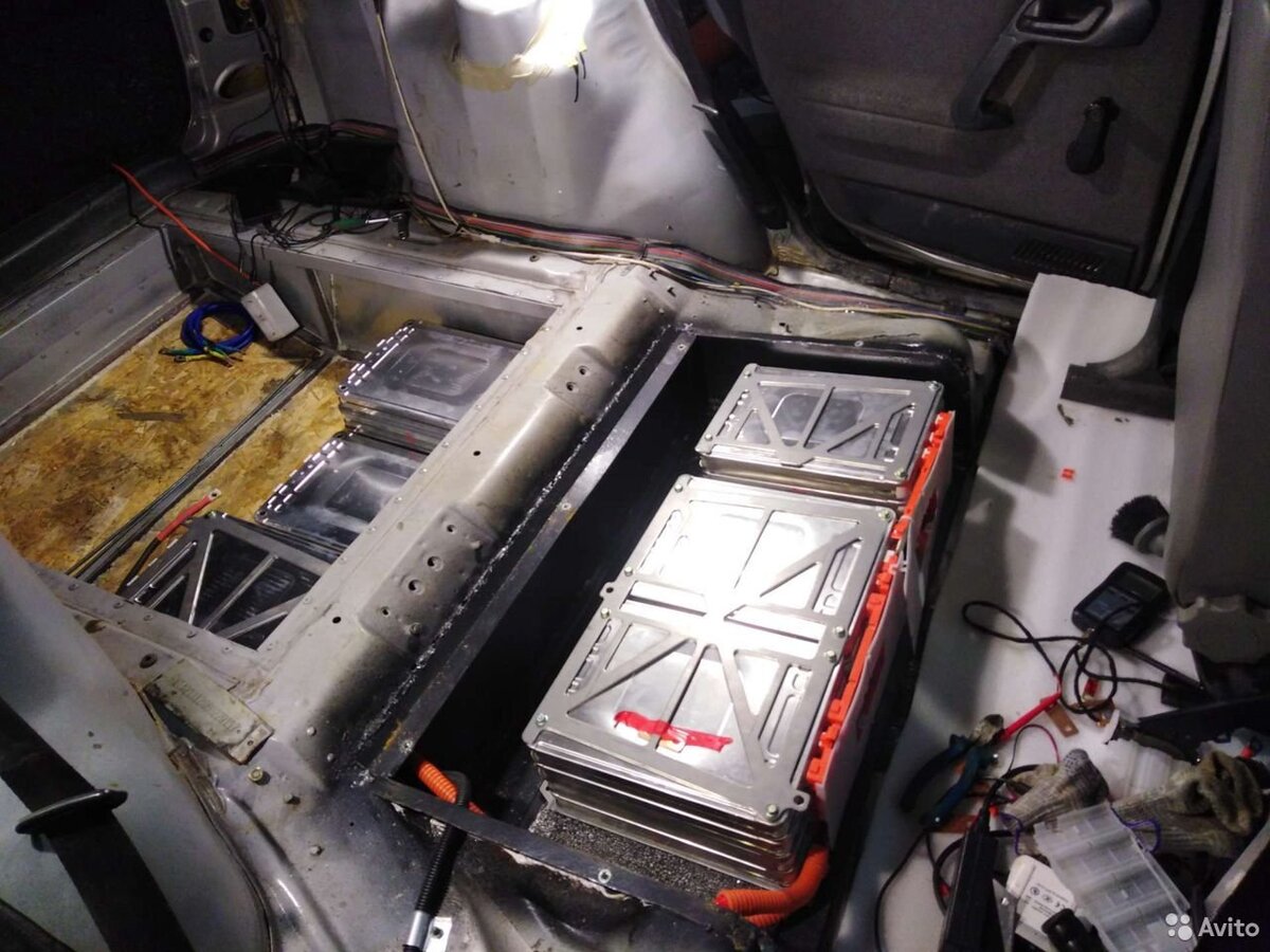 Батареи от "Ниссан Лиф" (фото с авито.ру)