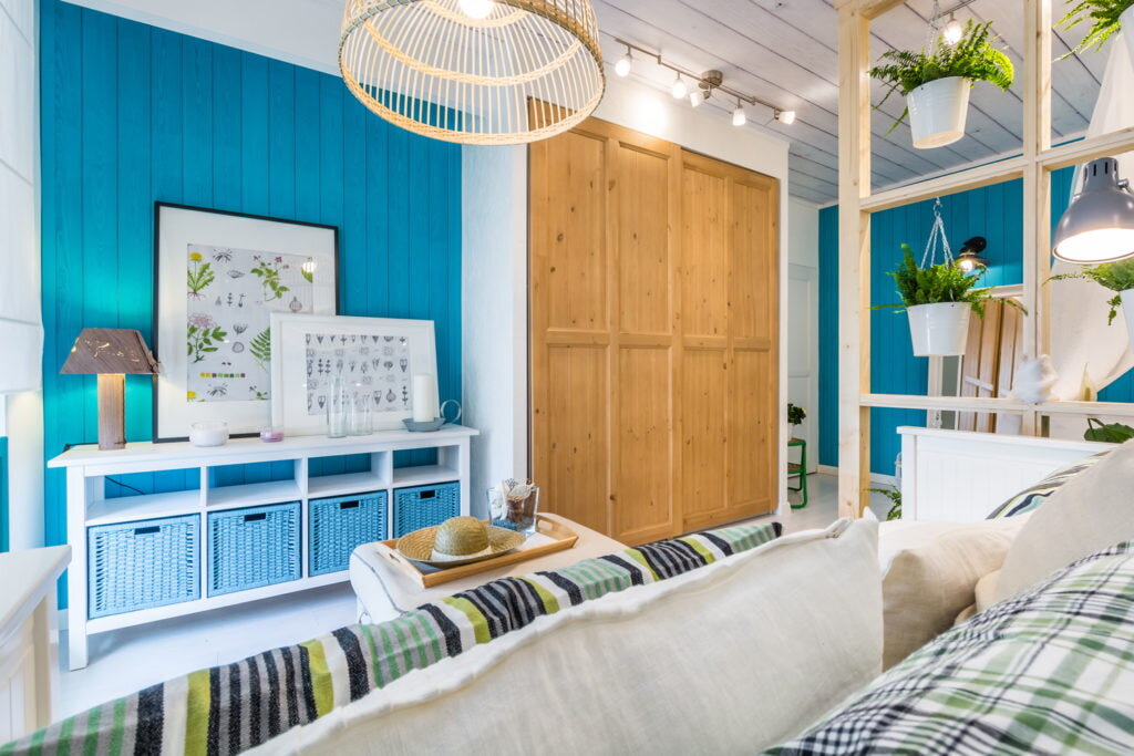 Краска защищает вагонку от разрушительного действия УФ-излучения, влаги и огня, ну и, конечно, декорирует помещение.