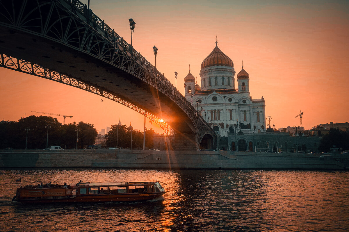 Дом Советов планировался как один из элементов более крупного градостроительного ансамбля, который должен был возникнуть в Замоскворечье.  На месте взорванного Храма Христа Спасителя планировалось построить Дворец Советов, а на месте Суконного двора и прилегающих кварталов -  еще один дом (как вторая очередь 1-го Дома Советов). Архитектором должен был быть  Б Иофан. Фото автора