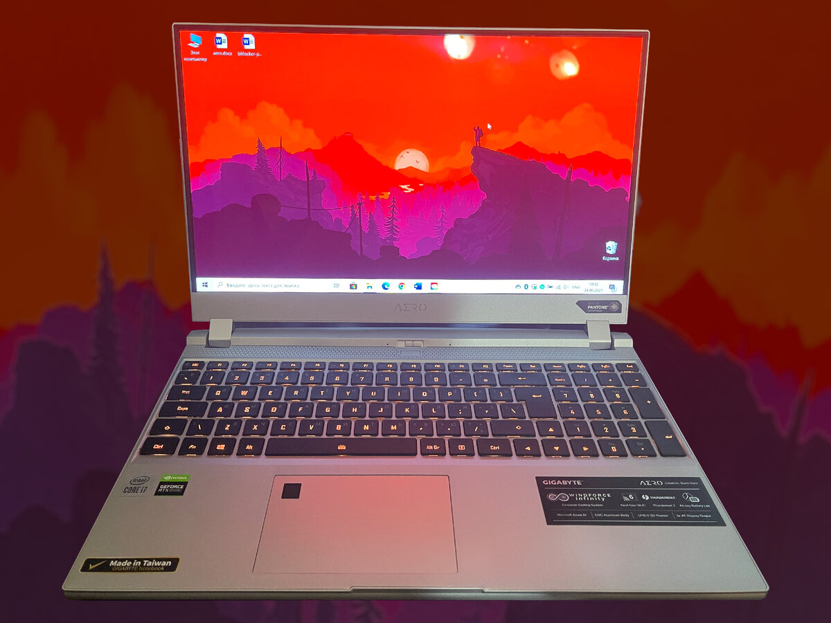 Gigabyte Aero 15 OLED 2021 в серебристом цвете (фото собственного устройства автора)