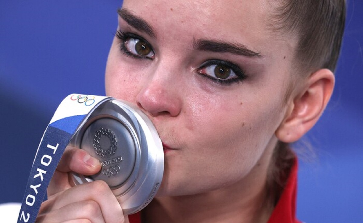 Дина Аверина с серебряной медалью