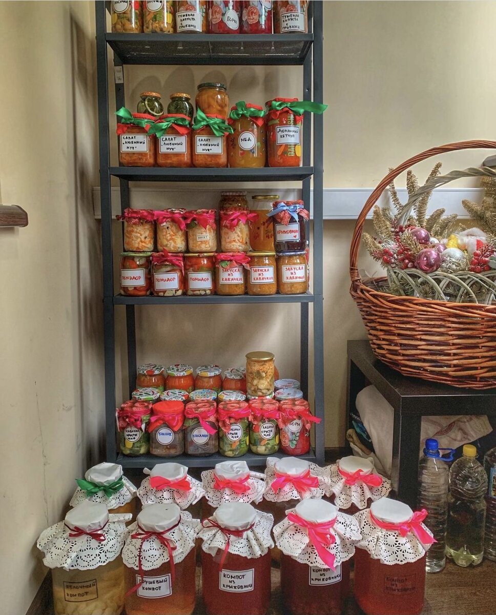 Здравствуйте, дорогие друзья. Сегодня суббота, значит у мамы выходной- и это значит, что продолжается мое гнездование на зиму. Сегодня поговорим про консервирование. Банки… ох я обожаю это дело. Делаю борщ, салаты, аджику, капусту квашеную, тушеную капусту с грибами на горячее, паштет, компоты, домашний кетчуп (хорошо в пиццу/мясо и тд), кабачковую икру, солю помидорчики, огурчики, перчики. 
Итак, сегодня хочу рассказать про мое самое любимое. Про борщ. 
Считаю, это крайне удобным. Достал банку с борщом, домашнюю тушёнку. Легким движением руки кладём это все в кастрюлю с водой. Добавляем капусту с картошкой. Варим минут 15, чтобы картошка с капустой приготовились. И вкуснейший, ароматный борщик готов. Не надо стоять у плиты несколько часов. Это просто восторг. Быстро, вкусно и мама счастлива, а это как известно самое главное условие для благополучия семьи. 
Рецепт простейший. Особенно если у вас есть электротерка. 
Морковь 🥕 1кг
Свекла 1 кг
Лук 🧅  1 кг
Помидоры 🍅 1 кг
Чеснок 🧄 6-7 зубчиков (на любителя) 
Соль/сахар по вкусу
Масло растительное 200мл
Уксус 4 ст.л.
лавровый лист/перец горошком по вкусу 

Все ингредиенты натираем, помидоры брендируем, чеснок через пресс. Все в кастрюлю, солим, сахарим, добавляем масло, чуть воды и варим час до готовности. В конце добавляем уксус. И варим ещё минут 20. Закатываем в стерилизованные банки (я делаю по 0,5, так удобнее получается 8 штук). Накрываем  полотенцем и даём остыть ночку. 
Вуаля. Всем приятного аппетита. 