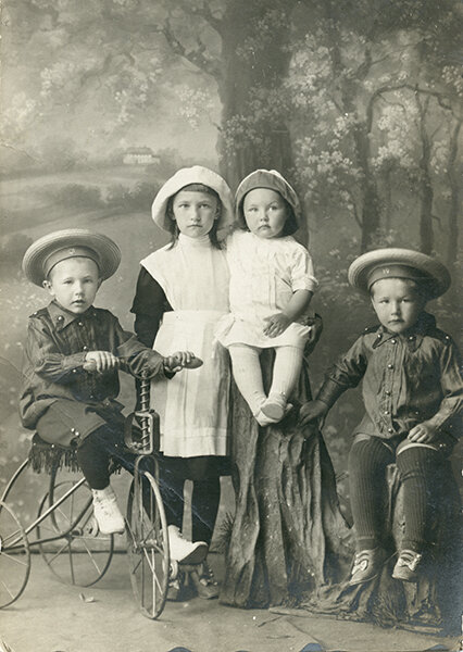 Фотография 1915 года из коллекции Веломузея Андрея Мятиева, запечатлевшая братьев-близнецов и сестер с трехколесным велосипедом. 