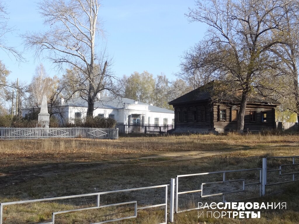 Центр села Аверино. Разрушенный дом справа - бывшая мастерская. Селяне хотят сделать в нем музей. Фото: Андрей Гусельников @ Расследования и портреты 