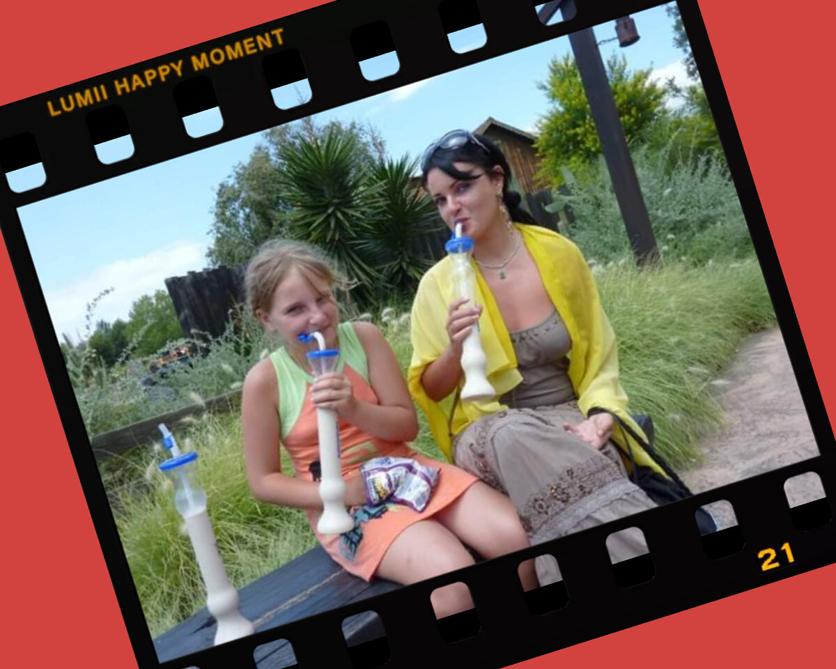 2010 год. Испания, Порт Авентура. Я тогда была темненькой, а дочка - натуральная блондинка. Сейчас мы поменялись цветами)).