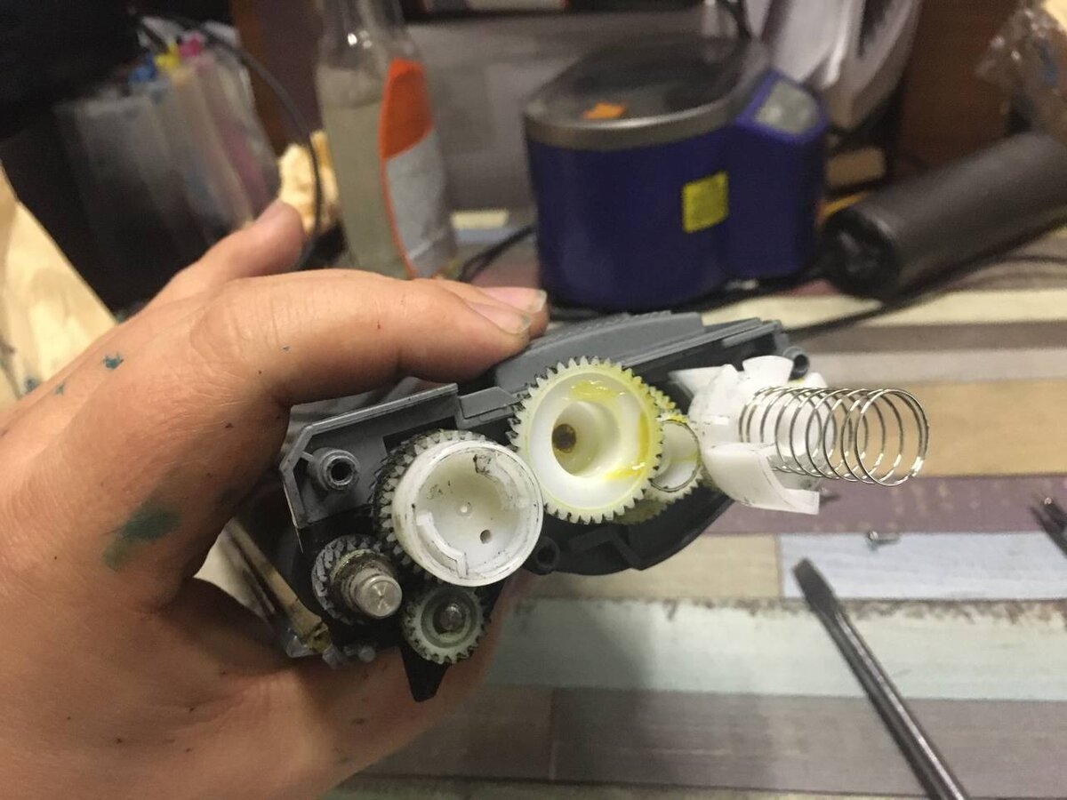 выкрутили, сняли крышку, видим миллион шестеренок - снимаем их
