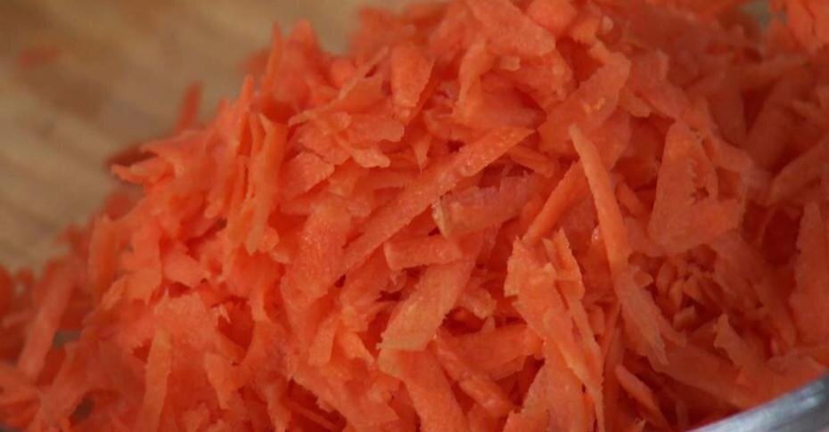 помидор — 1 шт. Способ приготовления 1. Нарезаем лук и болгарский перец кубиками, морковь натираем на крупной тёрке, сельдерей некрупно измельчаем. 2.-2