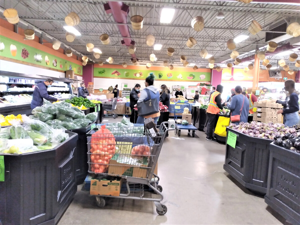 Торговые ряды выглядят очень демократично.