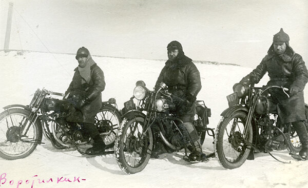 Ленинградские мотогонщики Воротилкин, Егоров и Маковецкий во время  мотопробега из Ленинграда в Москву и обратно зимой 1929 года. Фото из коллекции Андрея Мятиева.