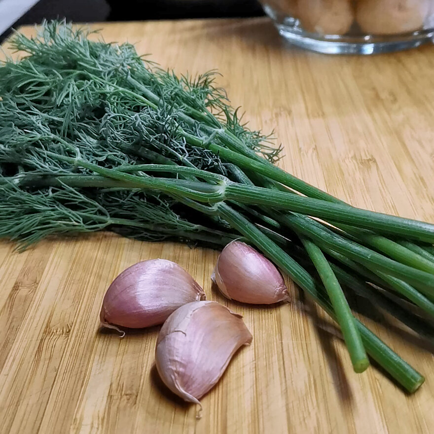 Соленые грибы на Новый год не покупаем, солим сами. И делаем с запасом, чтобы сразу не закончились (быстрый засол)