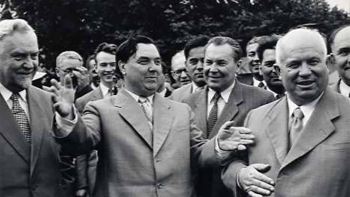 слева направо на первом плане: Булганин, Маленков, Хрущев