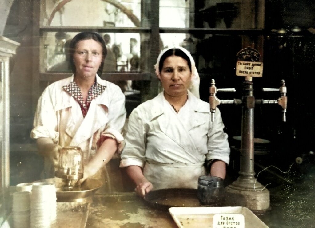 Ностальгия по советскому пиву чувствуется до сих пор. Бывает, летом беру бокальчик пенного, делаю глоток и вспоминаю тот самый вкус Жигулевского, за которым приходилось стоять в очереди по 30 минут.-5-3