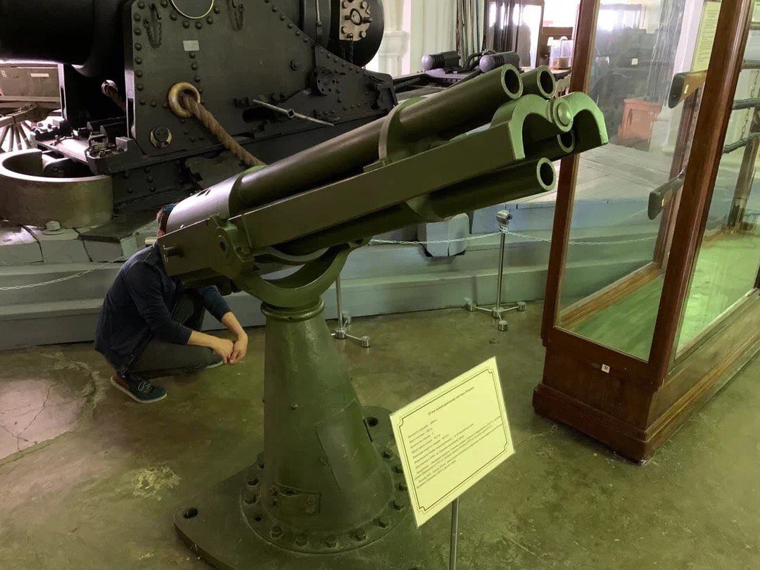 Человек на заднем плане — для понимания размеров орудия