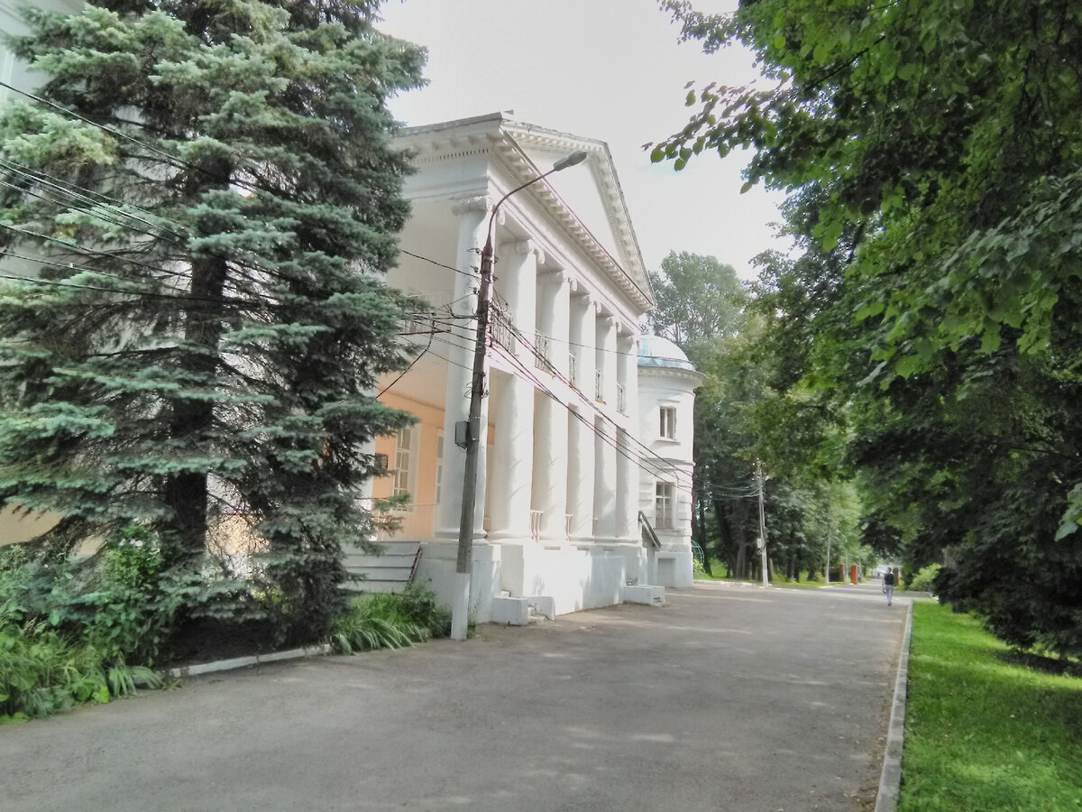 Парадный фасад усадьбы Поливаново. Фото автора.