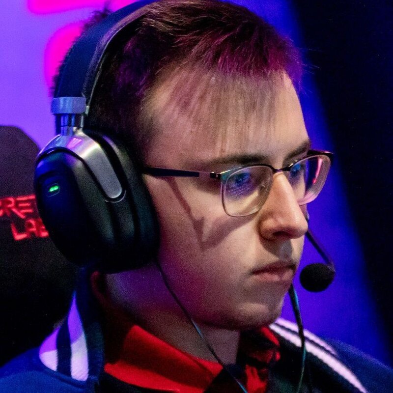 
Сергей Ax1Le Рыхторов:«Я бы не сказал, что NAVI — наши главные соперники. В прошлом году они играли хорошо, но все же в первую очередь мы боремся сами с собой. Да, NAVI уничтожили нас на мейджоре — не буду искать оправданий, тогда мы просто сыграли плохо. Неважно, что происходило с каждым из нас в тот момент, важен только результат. Мы выиграли первую карту в гранд-финале BLAST Premier: World Final 2021, все было в наших руках — мы должны были забрать Ancient и завершить год на высокой ноте, но вышло как вышло».