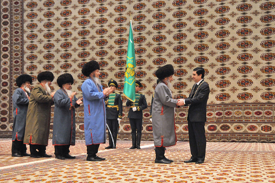 Старейшины во время поздравления вновь избранного президента Туркмении Гурбангулы Бердымухамедова (справа) на церемонии инаугурации во Дворце конгрессов. Фото: Александр Туманов/ТАСС